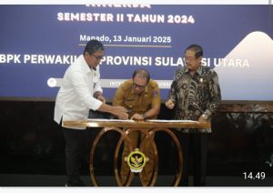 Pj Bupati Bolmut Darwin Muksin didampingi Ketua DPRD ketika memandatangani LHP dari BPK RI Perwakilan Sulut