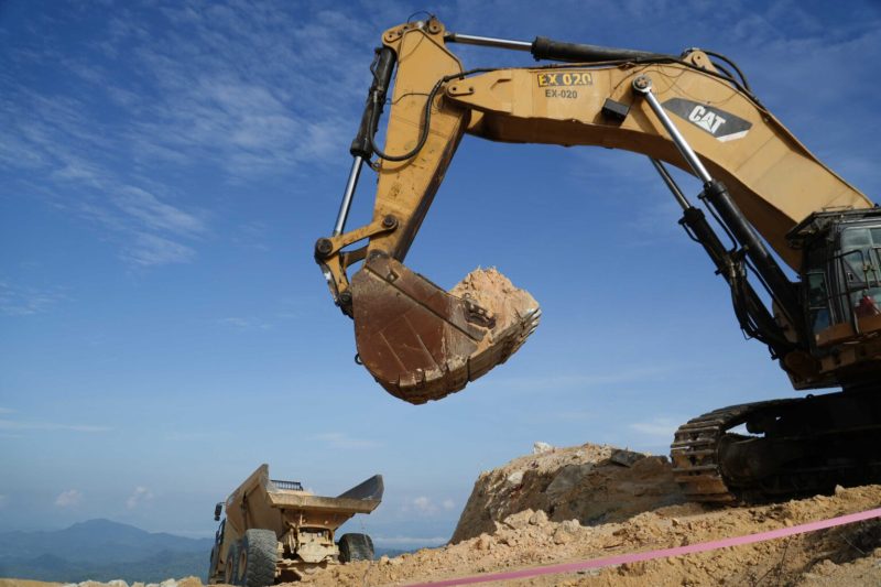 Operasi tahap awal tambang emas oleh  PT MGR Tbk di Pohuwato yang ditandai dengan pengupasan lapisan tanah (overburden stripping) dan pengambilan bijih pertama.