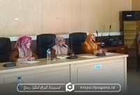 Sekwan Ulkia Kiu (tengah) saat memberikan arahan dihadapan para jajaran Sekretariat DPRD Boalemo (foto: Humas)