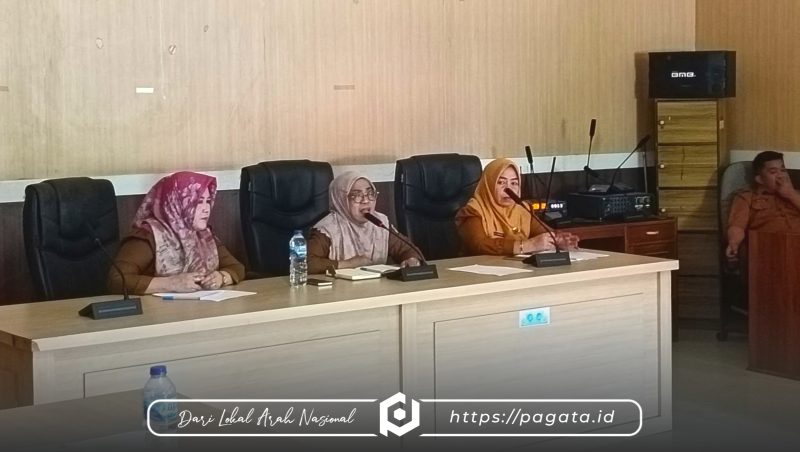 Sekwan Ulkia Kiu (tengah) saat memberikan arahan dihadapan para jajaran Sekretariat DPRD Boalemo (foto: Humas)