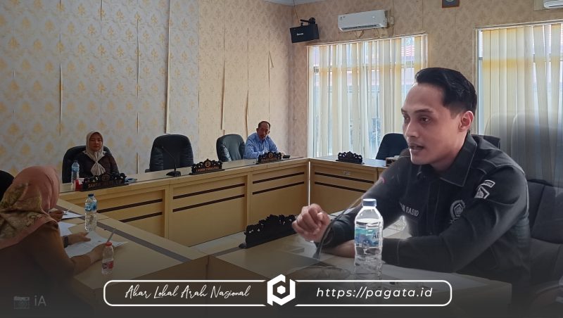 Ketua Komisi I DPRD Helmi Rasid, Saat memberi arahan. (foto : Humas DPRD)