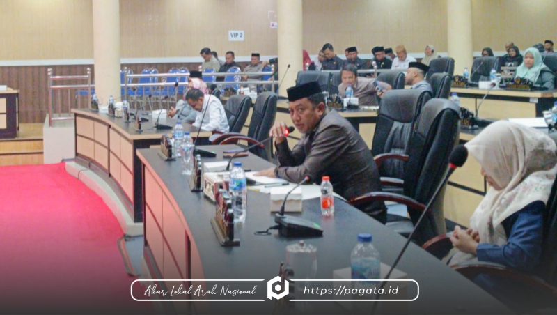 Arman Naway saat membacakan pandangan fraksi (foto: Humas DPRD)