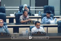 Suleman Ansmu saat memberikan pandangan fraksi (Foto : pagata)