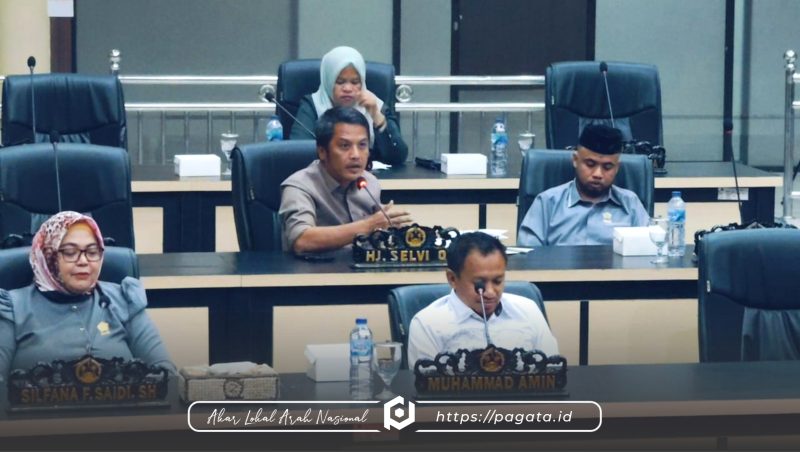 Suleman Ansmu saat memberikan pandangan fraksi (Foto : pagata)