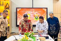 Bupati Dr. Sirajudin Lasena, SE., M.Ec.Dev dan Wakil Rektor Bidang Kemitraan, Inovasi, Kewirausahaan, dan Bisnis Unhas Makassar, Prof. Dr. Eng. Adi Maulana, ST. M.Phil, ketika menandatangani nota kesepakatan melalui MoU kerjasama strategis.