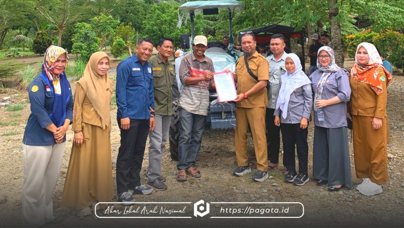 Peneriman bantuan alat dan mesin pertanian secara simbolis oleh Dinas Pertanian dan Ketahanan Pangan Kabupten Boalemo. (Dok: Redaksi pagata)