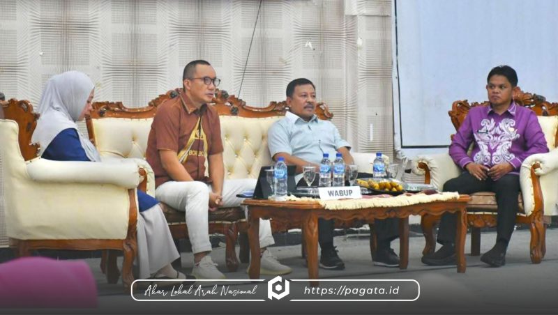 Wakil Bupati Boalemo, Lahmudin Hambali, S.Sos., M.Si (Kiri) Wakil DPRD Boalemo, Iwan Woluwo, S.Ag (Tengah) Sekertaris Dikbud Boalemo, Risman Bantahari, S.Pd., M.Pd (Kanan)