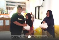 Penyerhan bantuan untuk masyarakat prasejahtra (foto. Istimewa)