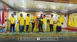 Penyerahan bendera petaka Partai Golkar (Dok. Redaksi)