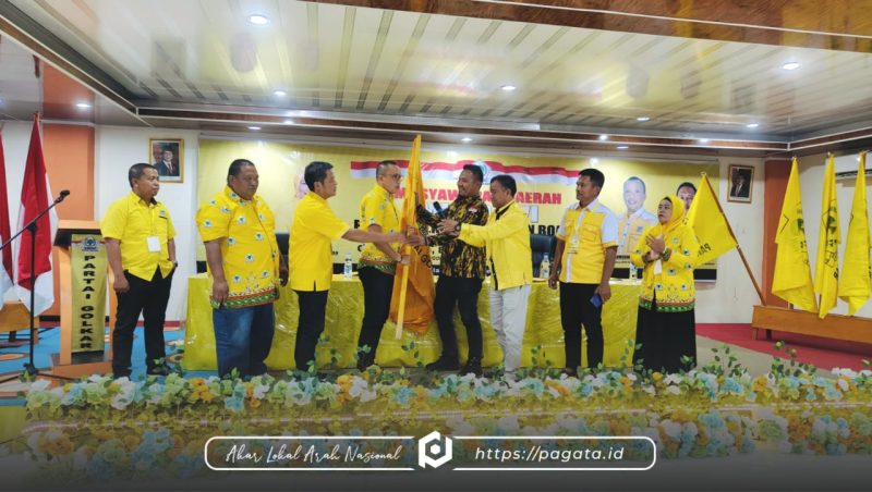 Penyerahan bendera petaka Partai Golkar (Dok. Redaksi)