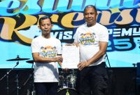 Kepala Dispora Boalemo. Agus Dulialo, (kiri) foto/humas