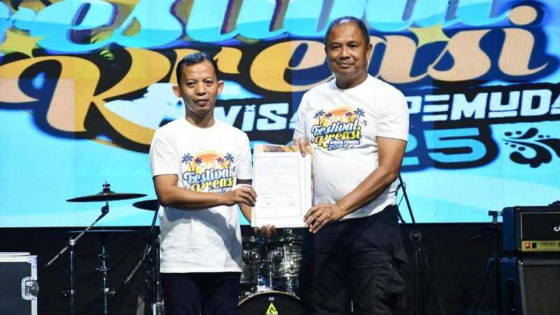 Kepala Dispora Boalemo. Agus Dulialo, (kiri) foto/humas