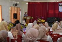 Bupati Boalemo, Rum Pagau saat memberikan arahan dan sambutan pada kegiatan workshop kolaborasi MGMP Prakarya Boalemo dan Gorontalo. Foto/Forkopim Boalemo
