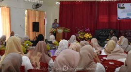 Bupati Boalemo, Rum Pagau saat memberikan arahan dan sambutan pada kegiatan workshop kolaborasi MGMP Prakarya Boalemo dan Gorontalo. Foto/Forkopim Boalemo