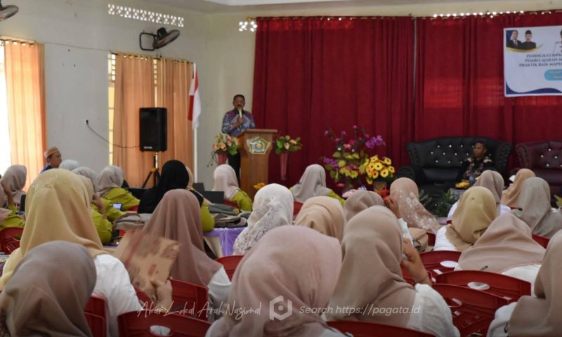 Bupati Boalemo, Rum Pagau saat memberikan arahan dan sambutan pada kegiatan workshop kolaborasi MGMP Prakarya Boalemo dan Gorontalo. Foto/Forkopim Boalemo