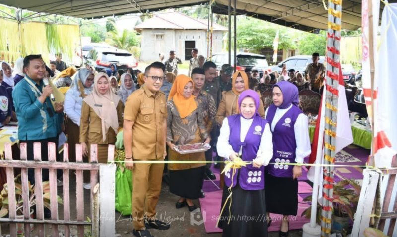 Kegiatan pemotongan pita sekaligus meluncurkan Implementasi Posyandu oleh Ketua TP. PKK Boalemo Hartati Moha Pagau, didamping Wakil Ketua TP. PKK Rina Sarkam Hambali Foto/Humas Pemkab