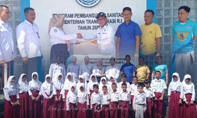 Serah terima (BAST) oleh Kepala Dinas Transmigrasi dan Tenaga Kerja Boalemo, Yakop Yusuf Musa. Foto/MC Kominfo Boalemo