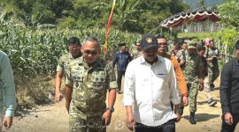 Pangdam XIII/Merdeka, Mayjen TNI Mirza Agus, didampingi Bupati Boalemo Rum Pagau saat mininjau lokasi pembangunan Yonif Boalemo. Foto: Mitro/narasi21