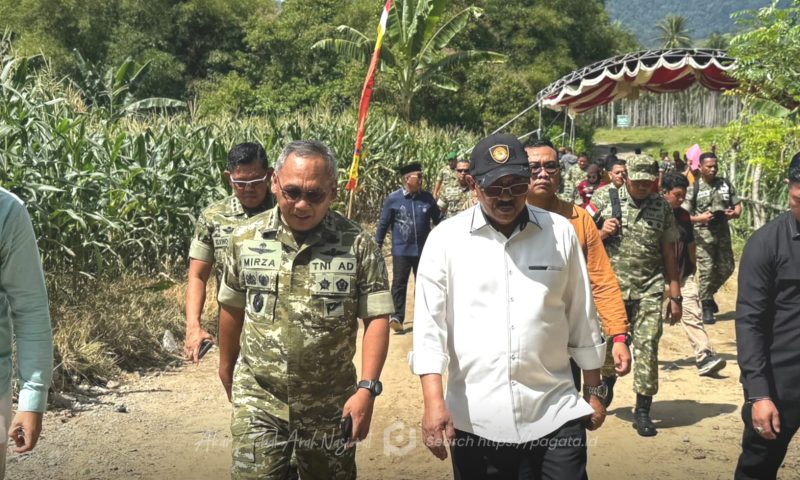 Pangdam XIII/Merdeka, Mayjen TNI Mirza Agus, didampingi Bupati Boalemo Rum Pagau saat mininjau lokasi pembangunan Yonif Boalemo. Foto: Mitro/narasi21