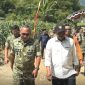 Pangdam XIII/Merdeka, Mayjen TNI Mirza Agus, didampingi Bupati Boalemo Rum Pagau saat mininjau lokasi pembangunan Yonif Boalemo. Foto: Mitro/narasi21