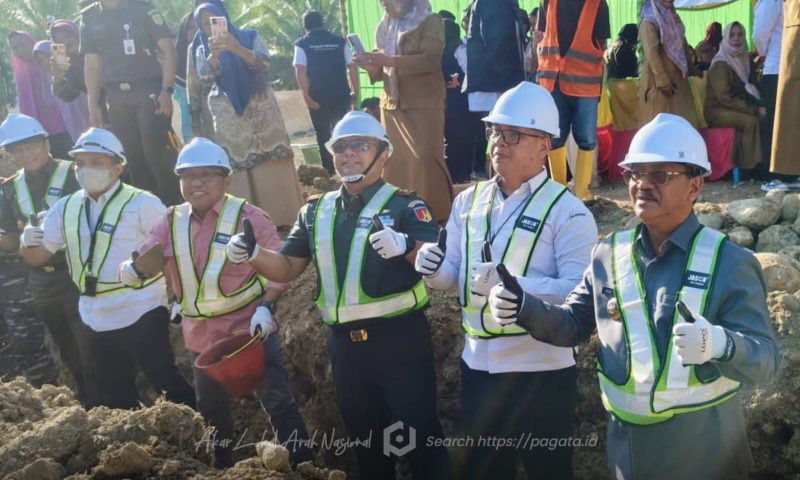 Peletakan batu pertama pembangunan kampung nelayan oleh Bupati Boalemo, bersama jajaran forkopimda. foto/istimewa