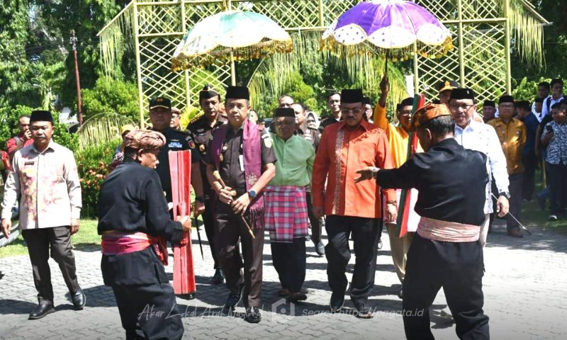 Penyambutan Kejati Gorontalo Secara prosesi adat Mopotilolo dirumah jabatan Bupati. Foto/istimewa