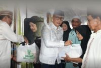 Bupati Boalemo Rum Pagau, Bersama Wakil Bupati Boalemo Lahmuddin Hambali, memberikan paket ramadhan bagi penerima. Foto/kominfo boalemo