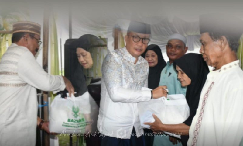 Bupati Boalemo Rum Pagau, Bersama Wakil Bupati Boalemo Lahmuddin Hambali, memberikan paket ramadhan bagi penerima. Foto/kominfo boalemo