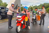 Personil Polres Boalemo dalam agenda Ramadhan berbagi. Foto/kk.enda @troligis