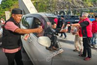 Pembagian paket takjil oleh pengurus. Kolase foto: @redaksi