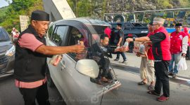 Pembagian paket takjil oleh pengurus. Kolase foto: @redaksi