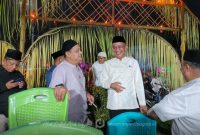 Tangkapan potret kehangatan bersama (kiri) Kapolres Boalemo mewakili masyarakat, (kanan) Syarif Mbuinga. Foto: @redaksi
