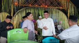 Tangkapan potret kehangatan bersama (kiri) Kapolres Boalemo mewakili masyarakat, (kanan) Syarif Mbuinga. Foto: @redaksi