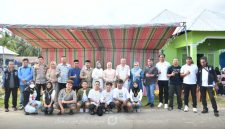 Wakil Bupati Boalemo, Lahmuddin Hambali bersama panitia lomba kegiatan Karang Taruna Botumoito. foto/@ist.