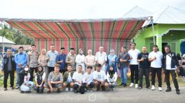Wakil Bupati Boalemo, Lahmuddin Hambali bersama panitia lomba kegiatan Karang Taruna Botumoito. foto/@ist.