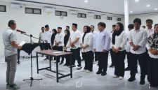 Wakil Bupati Boalemo, Lahmuddin Hambali Resmi Lantik Pengurus Karang Taruna Tunas Generasi Botumoito. Foto/@ist.