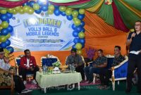 Wakil Bupati Boalemo, Lahmuddin Hambali saat membuka kegiatan Turnamen Voli dan Mobile Legends di Desa Piloliyanga Kecamatan Tilamuta. Foto/@kominfo.boalemo