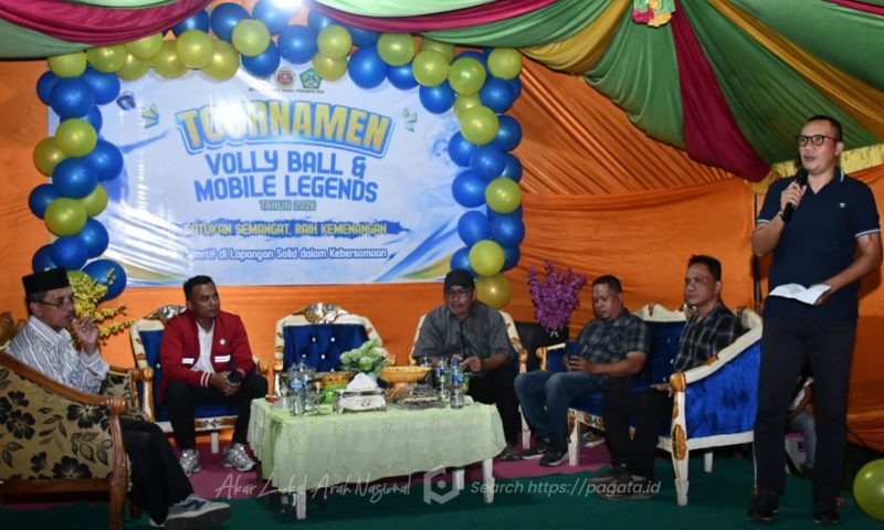 Wakil Bupati Boalemo, Lahmuddin Hambali saat membuka kegiatan Turnamen Voli dan Mobile Legends di Desa Piloliyanga Kecamatan Tilamuta. Foto/@kominfo.boalemo