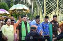Prosesi (penyambutan tamu) adat Mopotilolo yang berlangsung di Rumah Jabatan Bupati Boalemo. Foto/@arif