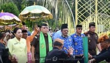 Prosesi (penyambutan tamu) adat Mopotilolo yang berlangsung di Rumah Jabatan Bupati Boalemo. Foto/@arif