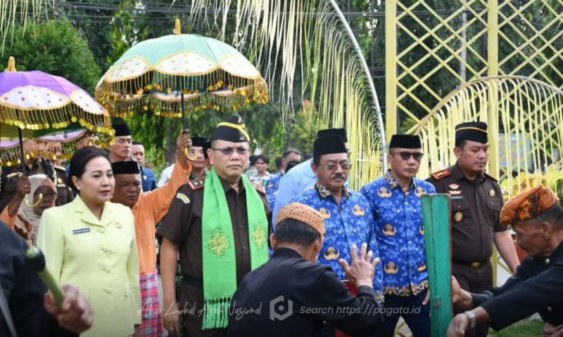 Prosesi (penyambutan tamu) adat Mopotilolo yang berlangsung di Rumah Jabatan Bupati Boalemo. Foto/@arif