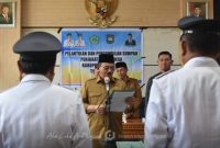 Bupati Boalemo, Rum Pagau saat melantik dua Pj Kepala Desa Mustika dan Pj Kepala Desa Saripi. Foto/@arif.prokopim