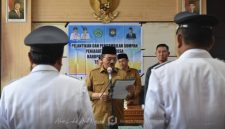 Bupati Boalemo, Rum Pagau saat melantik dua Pj Kepala Desa Mustika dan Pj Kepala Desa Saripi. Foto/@arif.prokopim