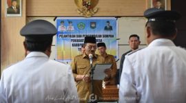 Bupati Boalemo, Rum Pagau saat melantik dua Pj Kepala Desa Mustika dan Pj Kepala Desa Saripi. Foto/@arif.prokopim