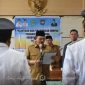Bupati Boalemo, Rum Pagau saat melantik dua Pj Kepala Desa Mustika dan Pj Kepala Desa Saripi. Foto/@arif.prokopim