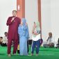 Wakil Bupati Boalemo, Lahmuddin Hambali. Bersama anak siswa Sekolah Rakyat Terintegrasi (SRT) 1 Boalemo. Foto/@arif.prokopim