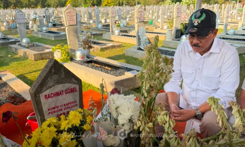 Bupati Boalemo, Drs. Rum Pagau, Saat Berziarah ke Makam Almarhum di Taman Makam Pahlawan (TMP) Kalibata, Jakarta. Foto/dokumentasi @pribadi