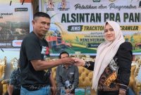 Bersama penerima bantuan, Anggota Legislatif DPRD Boalemo, Asnita Novia Kasim. Foto/@fadjar.redaksi