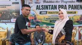 Bersama penerima bantuan, Anggota Legislatif DPRD Boalemo, Asnita Novia Kasim. Foto/@fadjar.redaksi
