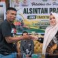 Bersama penerima bantuan, Anggota Legislatif DPRD Boalemo, Asnita Novia Kasim. Foto/@fadjar.redaksi